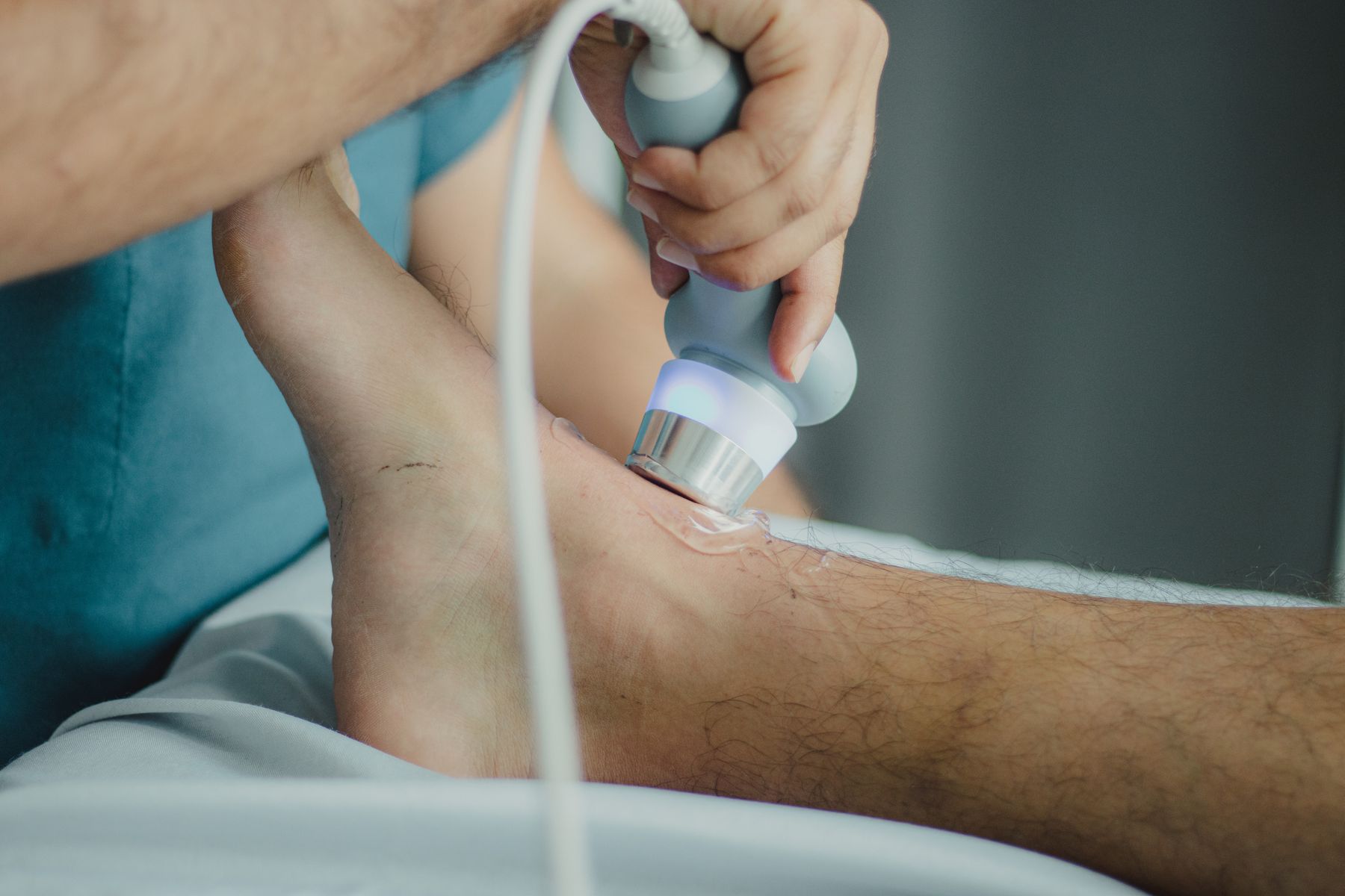 Medizinisches Gerät wird zur Fußbehandlung eingesetzt