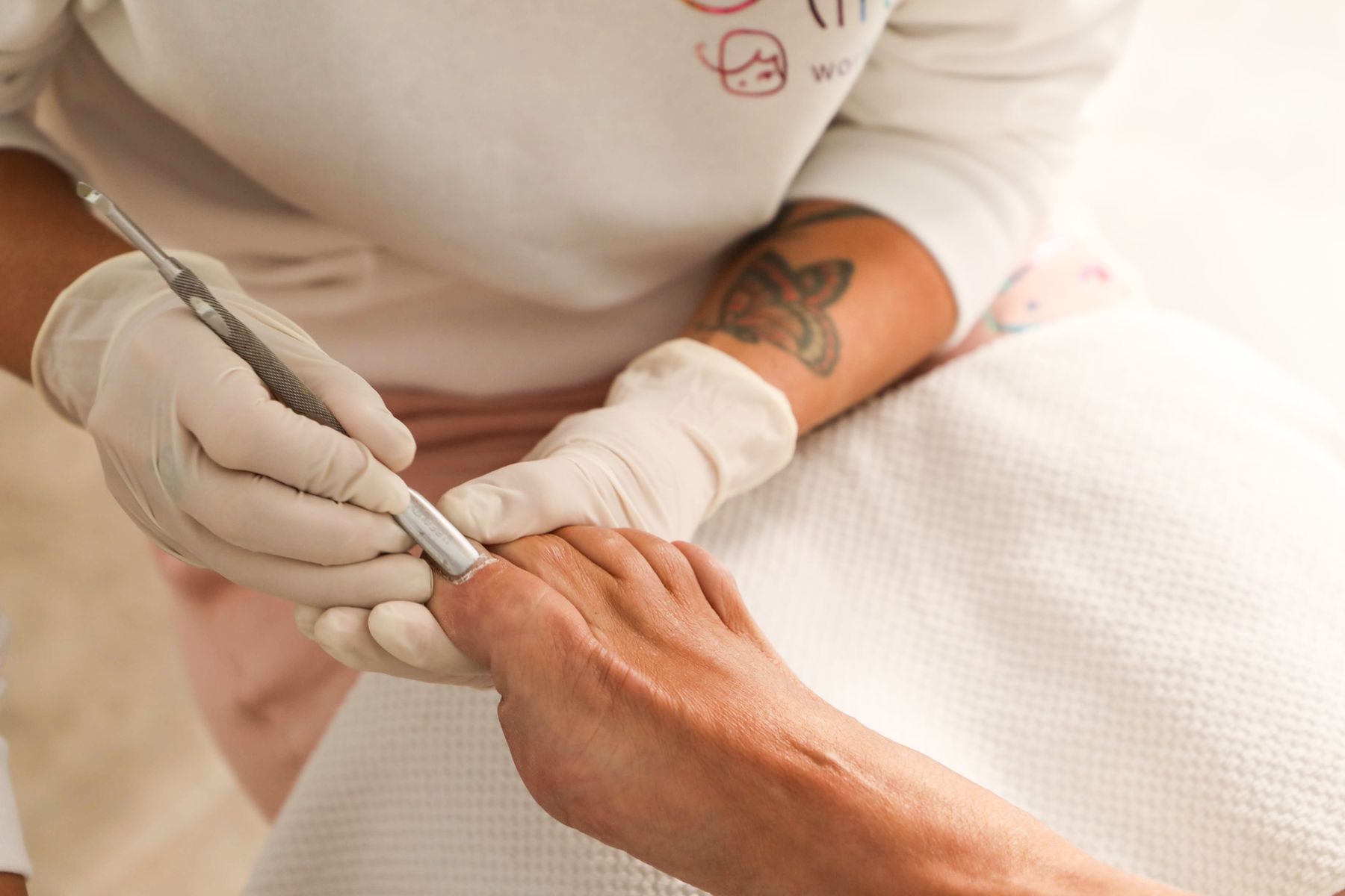 Nahaufnahme einer podologischen Behandlung mit medizinischem Instrument