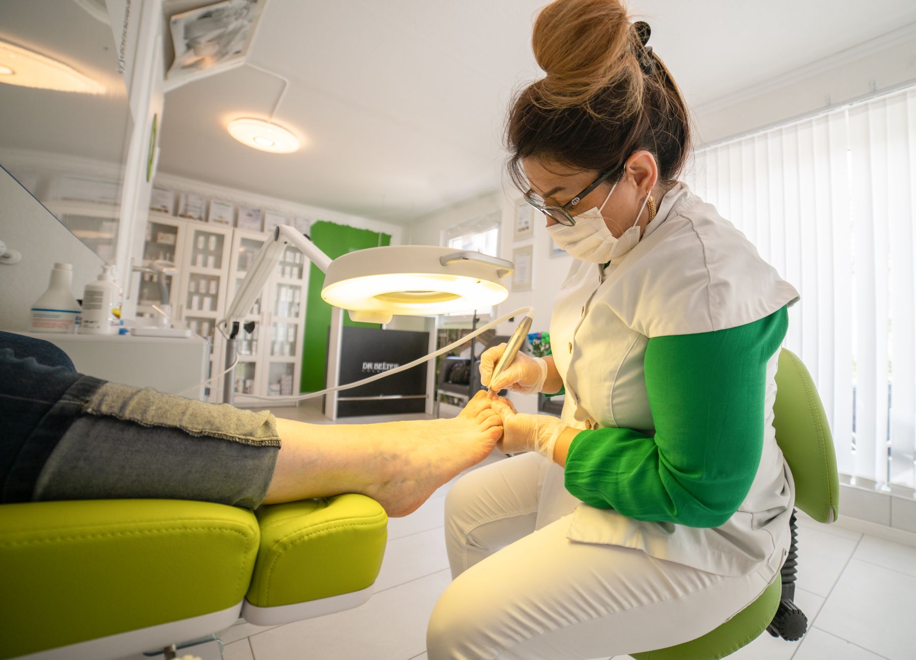 Praxisraum mit Behandlungsstuhl für die podologische Nagelbehandlung